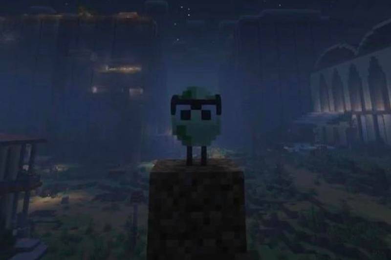 Gegg mirando a cámara parado sobre una torre de tierra en Minecraft.