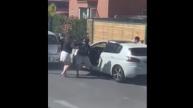 VIDEO | Registran a mujer forcejeando con delincuentes que intentaron robar su auto en Quilicura