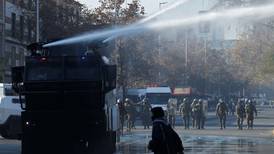 VIDEO | "Mochilazo" en la Alameda: Manifestación de estudiantes interrumpió el tránsito en Santiago