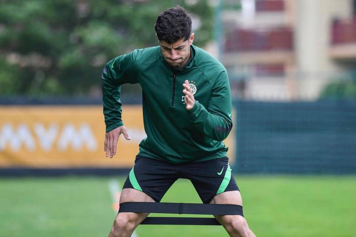 El futbolista chileno Ángelo Sagal haciendo trabajo de piernas en un entrenamiento del Ferencváros de Hungría.