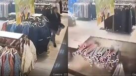 VIDEO | Mujer es tragada por socavón dentro de una tienda en China