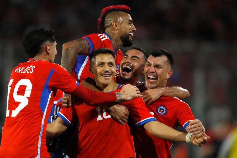 Alexis Sánchez celebra junto a Arturo Vidal, Gary Medel y Gabriel Suazo en partido de La Roja.
