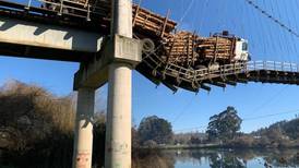 Carahue: camión forestal quedó atrapado en un puente y mantiene riesgo de caer al río