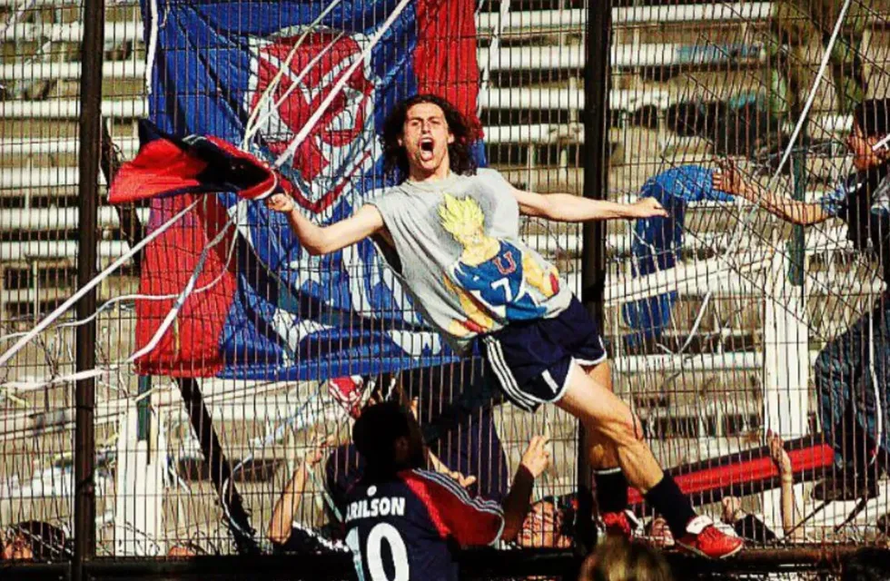 Diego Rivarola celebra en la reja del Monumental su gol en el último triunfo de la U en Macul el 2001.