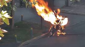 VIDEO | “Si no es mía, no es de nadie”: Hombre quemó su moto durante una fiscalización en Las Condes