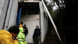 Deslizamiento de tierra en Valparaíso destruyó pared de una casa: "Estábamos durmiendo y nos despertó el derrumbe"