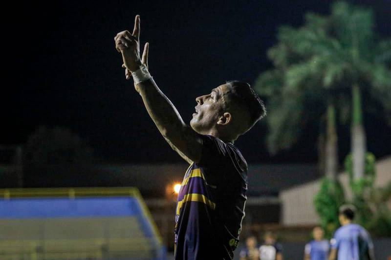 Lucas Barrios en primer plano festeja su gol con la camiseta de Trinidense en Paraguay.