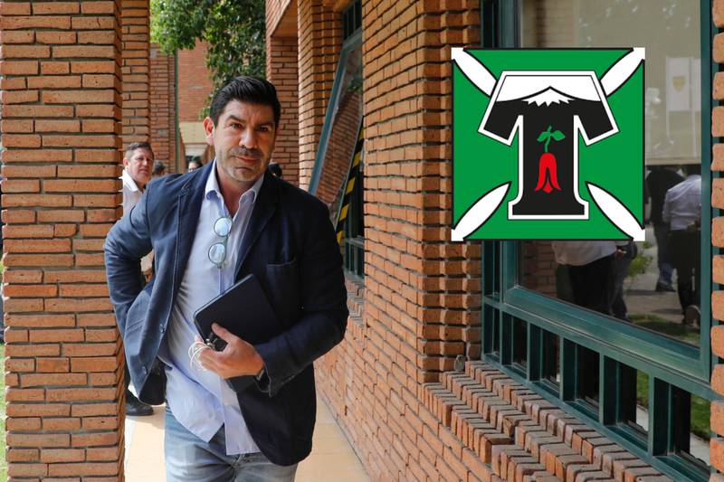 Marcelo Salas camina y a su derecha está el escudo de Deportes Temuco.