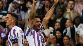 Lo compararon con Roberto Carlos: los elogios que se ganó Gabriel Suazo tras la victoria del Toulouse contra el Liverpool