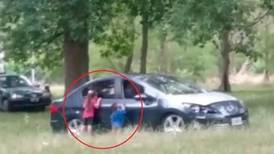 VIDEO | Para tener sexo: pareja baja a sus hijos de su auto en un parque y los exponen a altas temperaturas