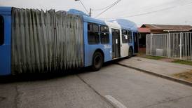 VIDEO | Era una micro "oruga": Hombre roba bus Red y se estrella contra dos viviendas en Maipú