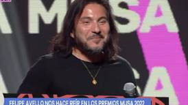 Desde su parecido con Juanes hasta bromas a Lucho Jara: Revisa la graciosa rutina de Felipe Avello en los Premios Musa 2022