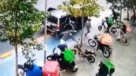 [VIDEO] Con palos y bates: grupo de delincuentes atacó a repartidores en Santiago Centro