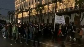 VIDEO | Más de 2.000 personas protestan en Grecia por choque de trenes que ya tiene 57 fallecidos