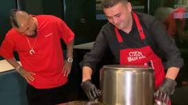 VIDEO: Cocinero influencer deleitó a Arturo Vidal con sus gigantes comidas