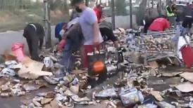 VIDEO | Lo Valledor: Camión con cervezas fue saqueado tras desparramar su carga en plena calle