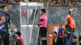 ¿Por qué los árbitros del fútbol chileno cobran hoy casi 10 veces menos penales que en 2022?
