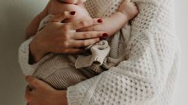 Bonos para madres: Estos son 4 beneficios a los que puedes postular