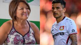 Club del fútbol chileno le entregó particular regalo a la madre de Charles Aránguiz en partido de Tercera División