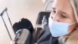 [VIDEO] Viralizan funa a 'Pepa' Hoffmann en Aeropuerto de Puerto Montt