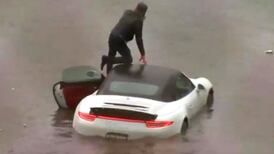 VIDEO | Inundación severa en California deja autos varados en las rutas