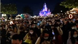 VIDEO | Caos en Disneyland Shangay en China: Autoridades sanitarias encerraron al público por alarma de Covid