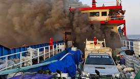 Incendio de ferry en Tailandia provoca que pasajeros se lancen al mar para escapar de las llamas