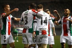 Competencia para Bruno Barticciotto: Palestino ofertó por delantero argentino que juega en Primera