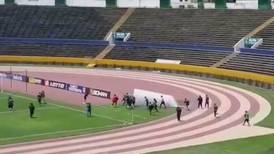 VIDEO | Lamentable: Hinchas ecuatorianos agredieron al árbitro en partido del Deportivo Quito