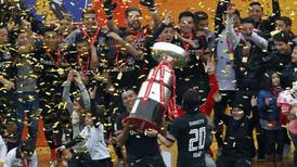 [VIDEO] El enorme trofeo de la Supercopa que le costó alzar a Esteban Paredes en 2017