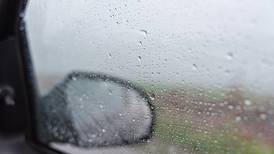 ¿Cómo evitar que se empañen los vidrios de tu auto en días de lluvia y frío?