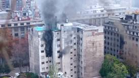 VIDEO | Devastador incendio se registra en un departamento ubicado en Santiago Centro