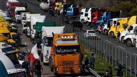 Camioneros obstaculizan tránsito en la Ruta 5 Sur y bloquearon las dos entradas de Arica