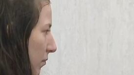 VIDEO | Mujer acusada de asesinato ataca a su abogado en la corte