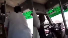 VIDEO | ¡Por no parar donde ella quería! Mujer golpea abruptamente a un conductor de buses de transporte público