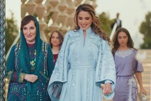Reina Rania deslumbra en la fiesta de Henna de su nuera con un costoso look azul