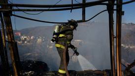 VIDEO | Fatal incendio en Valparaíso dejó dos personas fallecidas y cuatro viviendas consumidas por las llamas