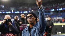 VIDEO | Una ovación: Así fue recibido Ronaldinho en el partido entre PSG y Barcelona