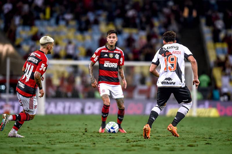 El volante chileno Erick Pulgar tiene la pelota en su pies durante el partido entre Flamengo y Vasco da Gama, en el estadio Maracaná.