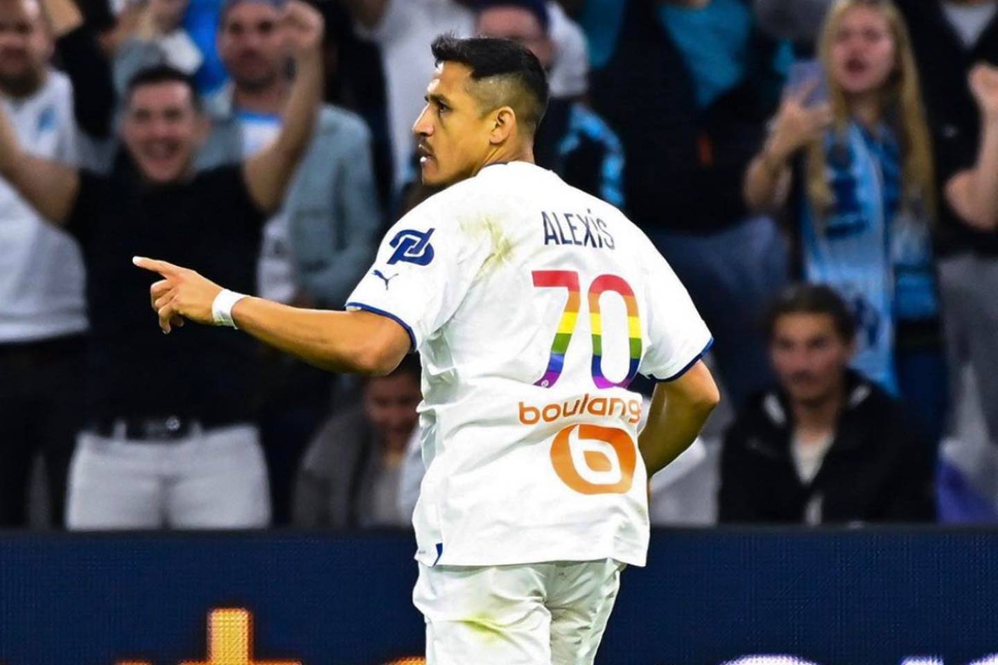 El futbolista Alexis Sánchez de espalda y apuntando con su dedo hacia la izquierda tras la celebración de un gol en el Olympique de Marsella.