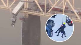 VIDEO | Heroico rescate de un bombero en puente de Estados Unidos