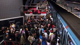 VIDEO | Falla eléctrica al interior del Metro genera pánico en los pasajeros por posible explosión