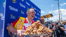 VIDEO| Mejor que Rafael Nadal: Joey Chestnut ganó por 15a vez el torneo de comer hot dogs en Estados Unidos