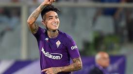 Erick Pulgar será titular en una debilitada Fiorentina que enfrentará a Parma