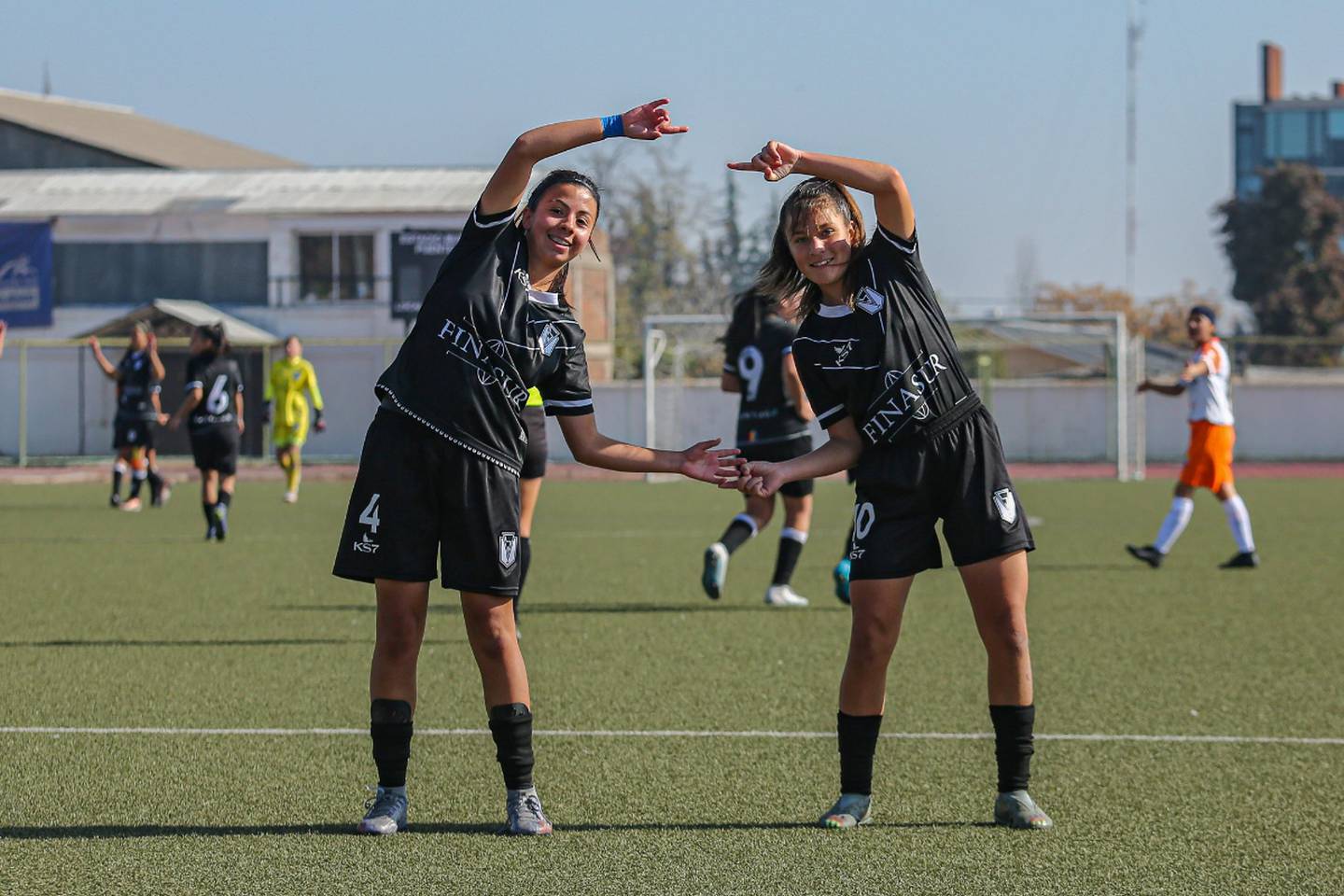 Dos jugadoras de Santiago Morning Femenino celebran un gol.