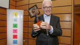 Pedro Carcuro recibe importante premio en reconocimiento a sus 53 años de carrera en televisión