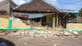 VIDEO | Temblor 5.6 en Indonesia causa colapso en el país: Hay al menos 46 personas fallecidas