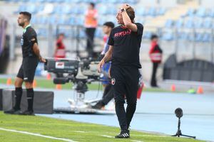 “Ándate ya”: fue el técnico del momento, rechazó a La Roja y la U y ahora los hinchas del club de sus amores lo quieren fuera