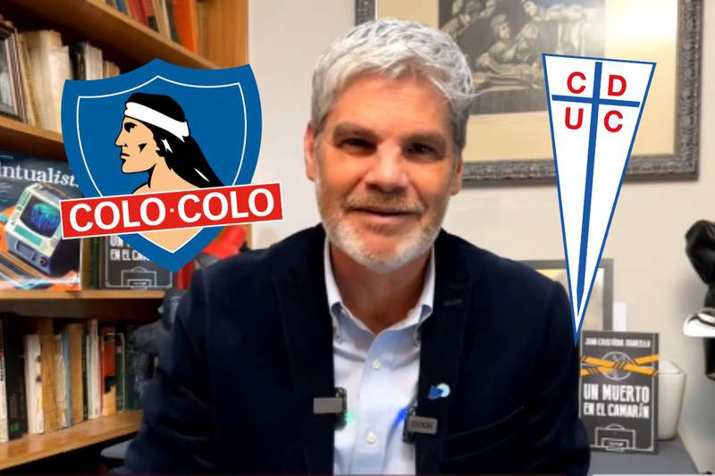 El periodista deportivo Juan Cristóbal Guarello junto a los escudos de Colo Colo y Universidad Católica.