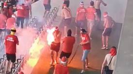 VIDEO | Peor que en Chile: hinchas del Colonia y del Niza se enfrentaron con bengalas en previa a duelo por la Conference League